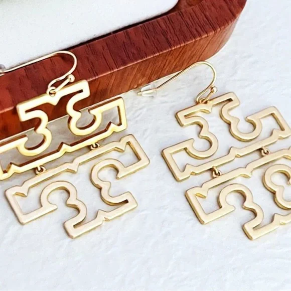 TORY BURCH BRITTEN Logo Drop Dangle Large T Earrings Gold NWT $148 - Picture 1 of 4
